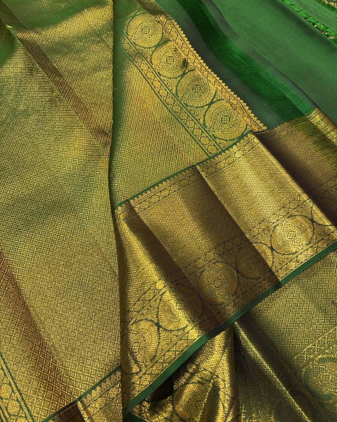 Divine Dark Green Soft Banarasi Silk Saree With Entrancing Blouse Piece
