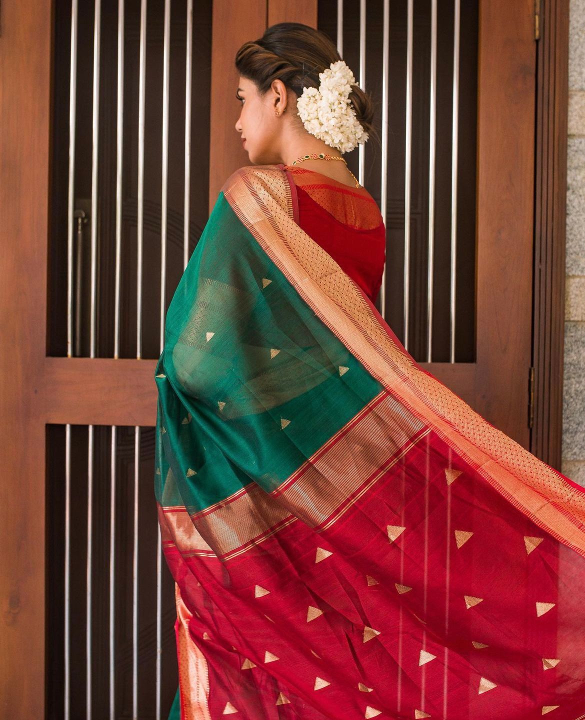 Panoply Green Soft Silk Saree With Magnetic Blouse Piece