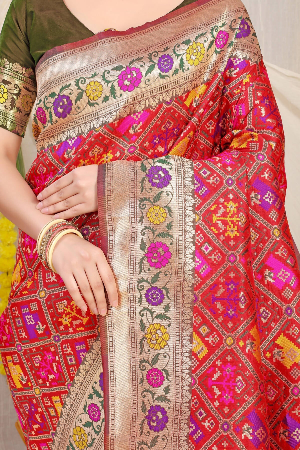 Vestigial Red Paithani Silk Saree With Admirable Blouse Piece