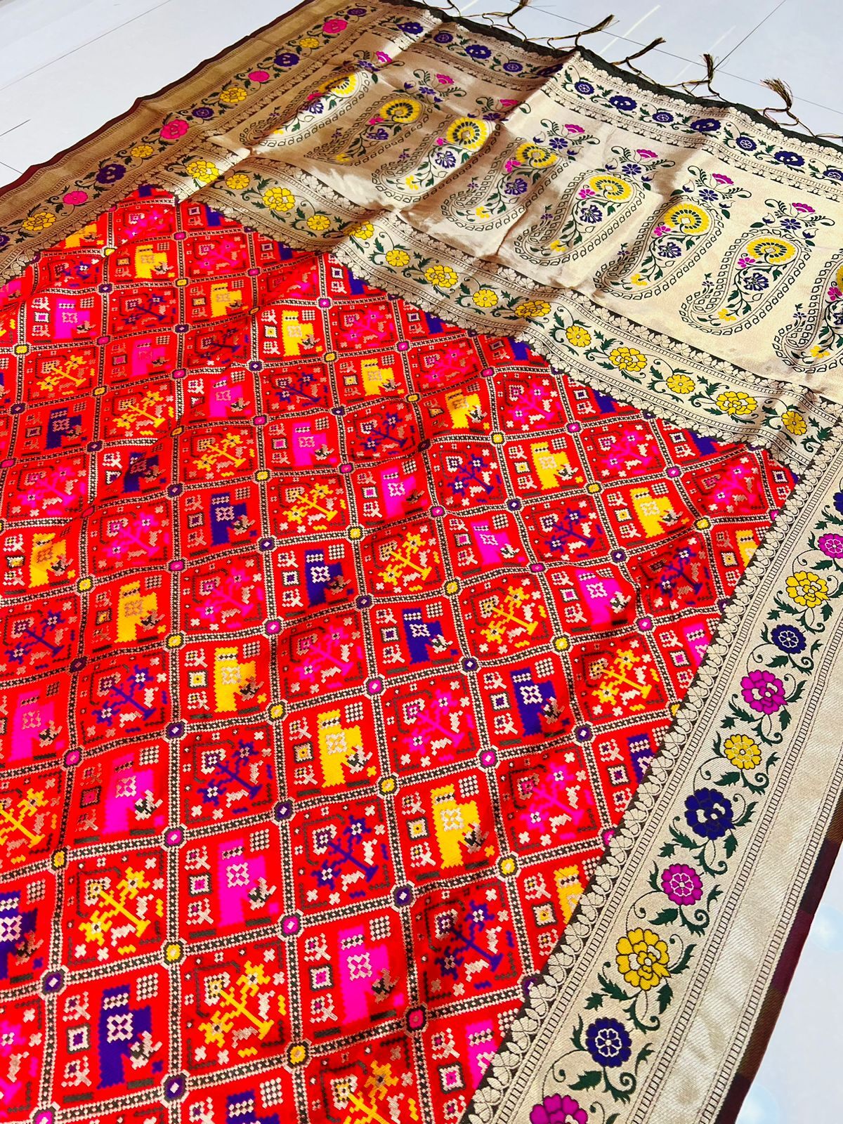 Vestigial Red Paithani Silk Saree With Admirable Blouse Piece