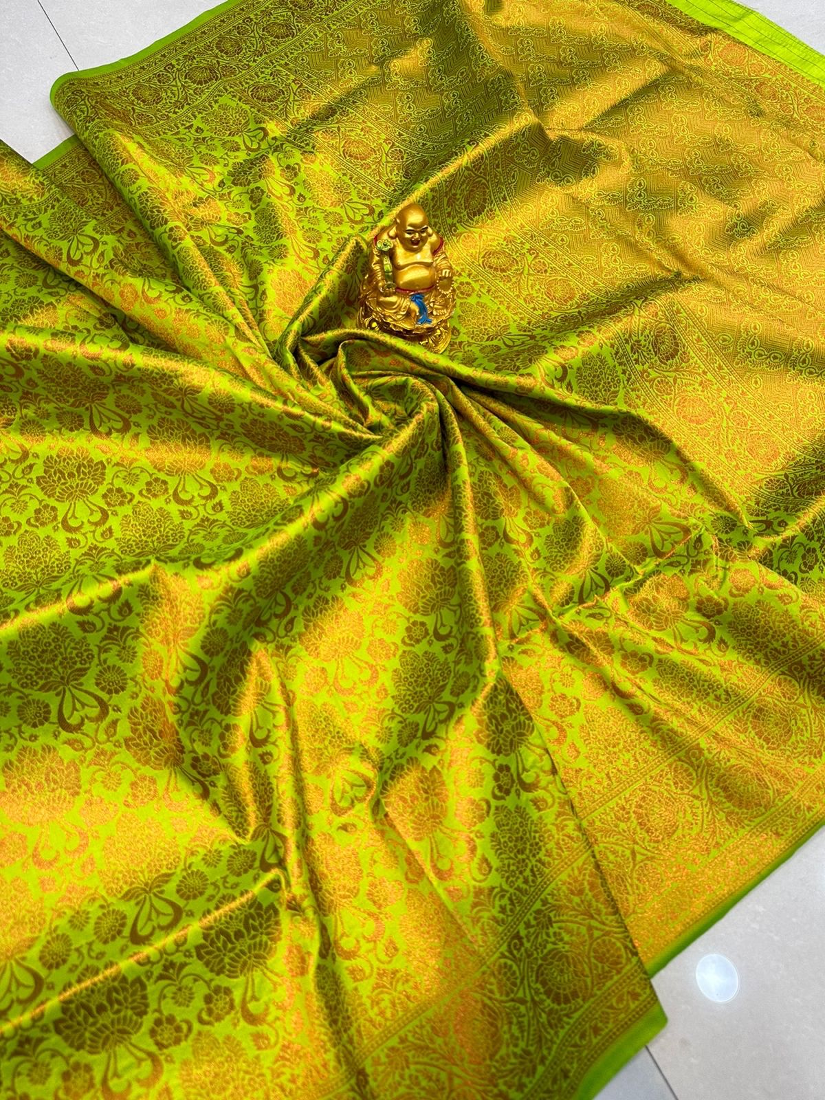 Outstanding Green Kanjivaram Silk Saree With Outstanding Blouse Piece