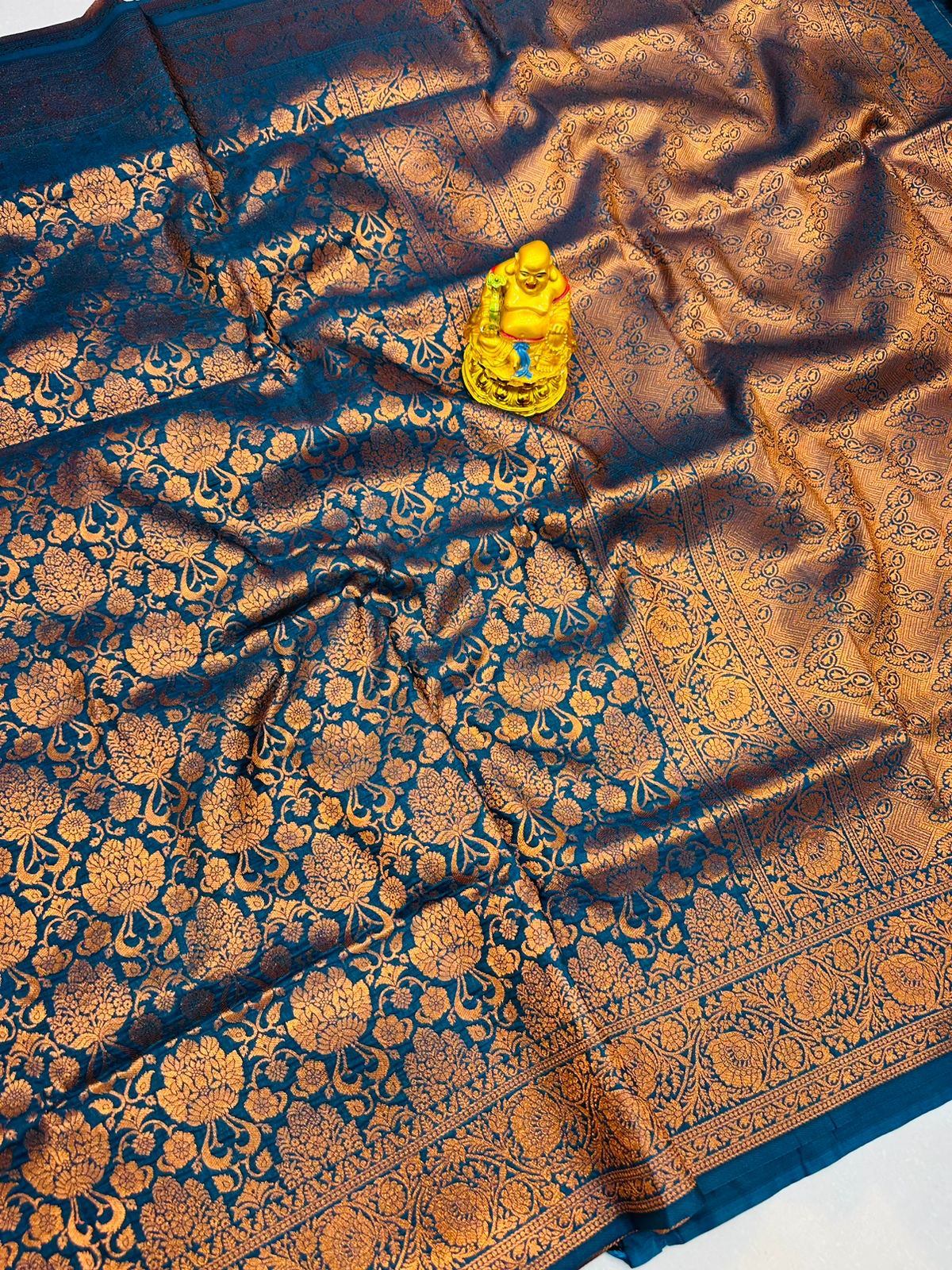 Comely Rama Kanjivaram Silk Saree With Outstanding Blouse Piece