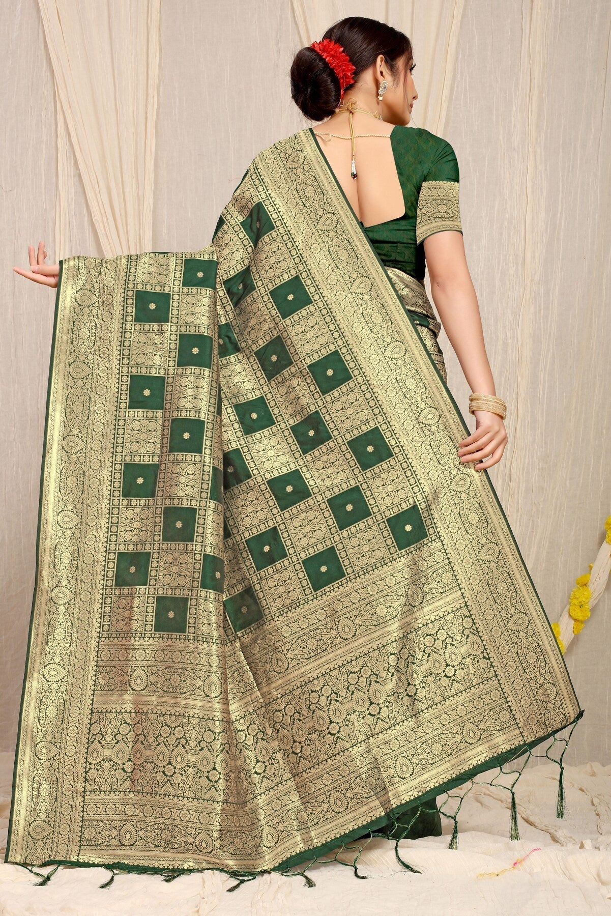 Sizzling Dark Green Kanjivaram Silk Saree With Glittering Blouse Piece