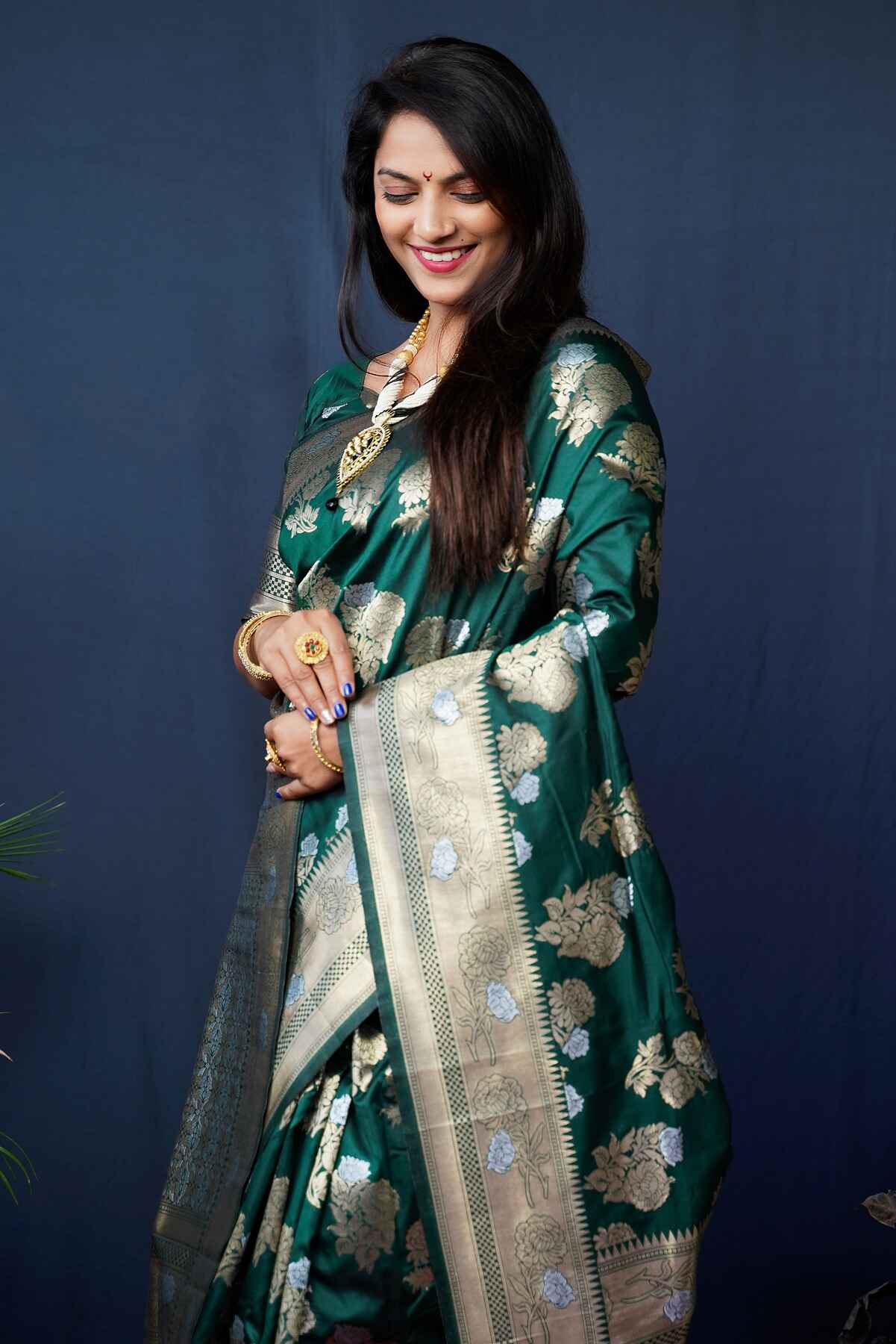 Superb Dark Green Kanjivaram Silk Saree With Glittering Blouse Piece