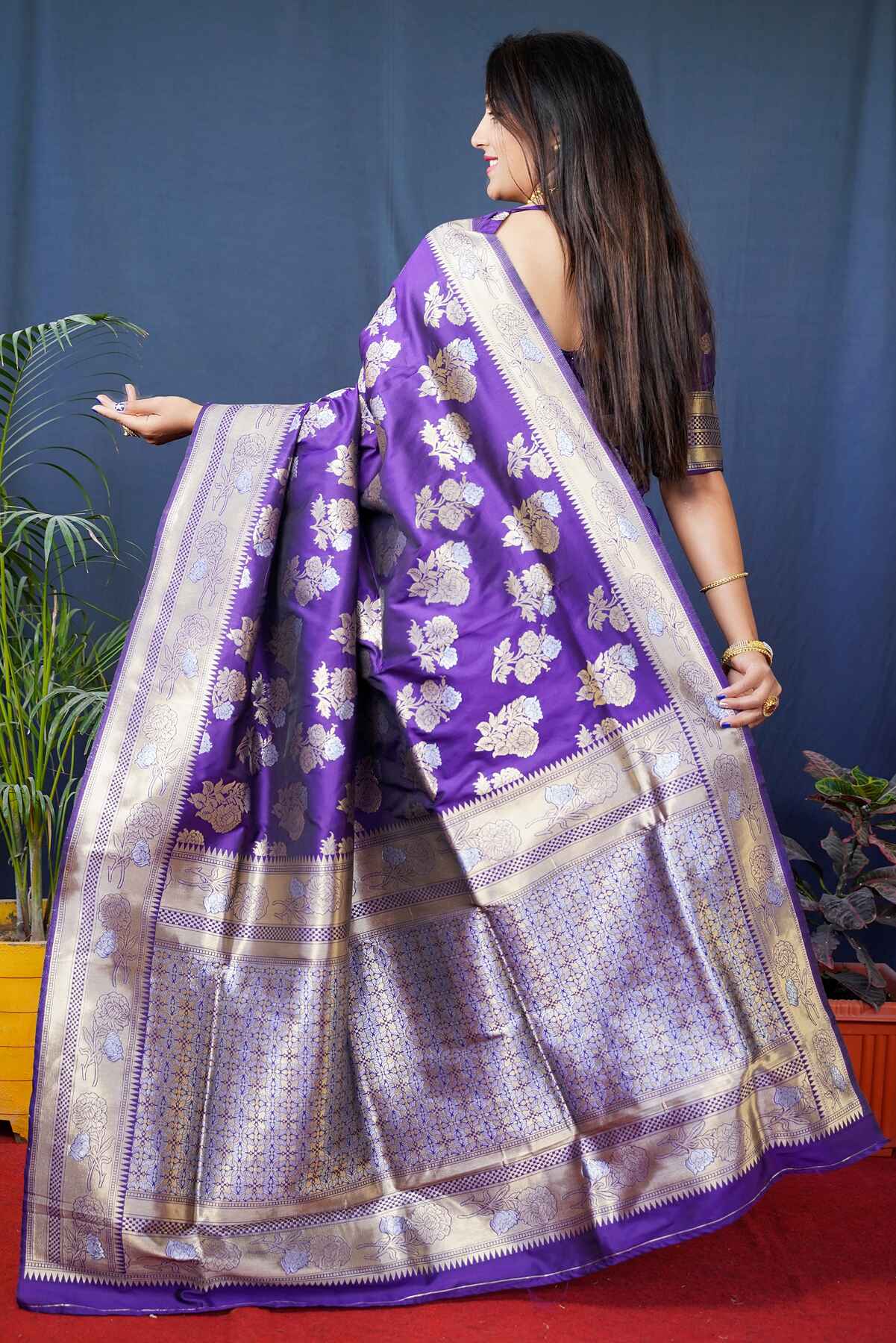 Symmetrical Royal Blue Kanjivaram Silk Saree With Glittering Blouse Piece