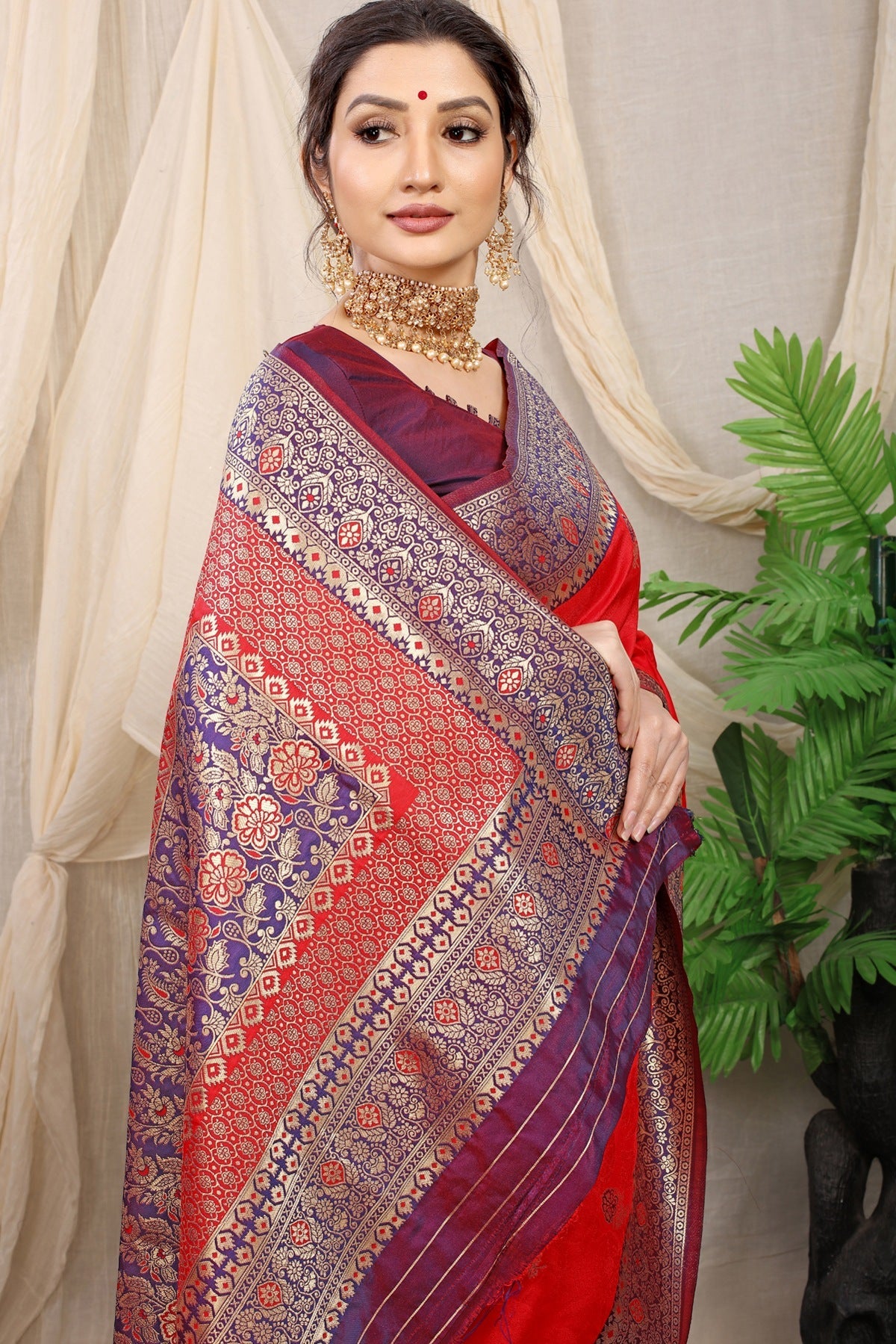 Proficient Red Banarasi Silk Saree With Redolent Blouse Piece