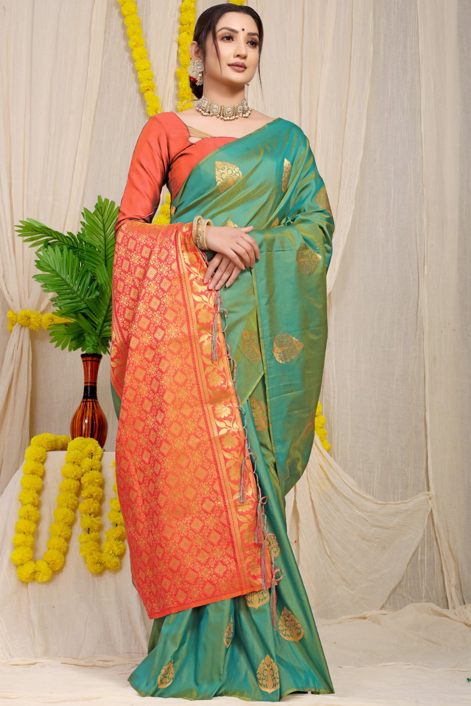 Adorable Green Banarasi Silk Saree With Captivating Blouse Piece