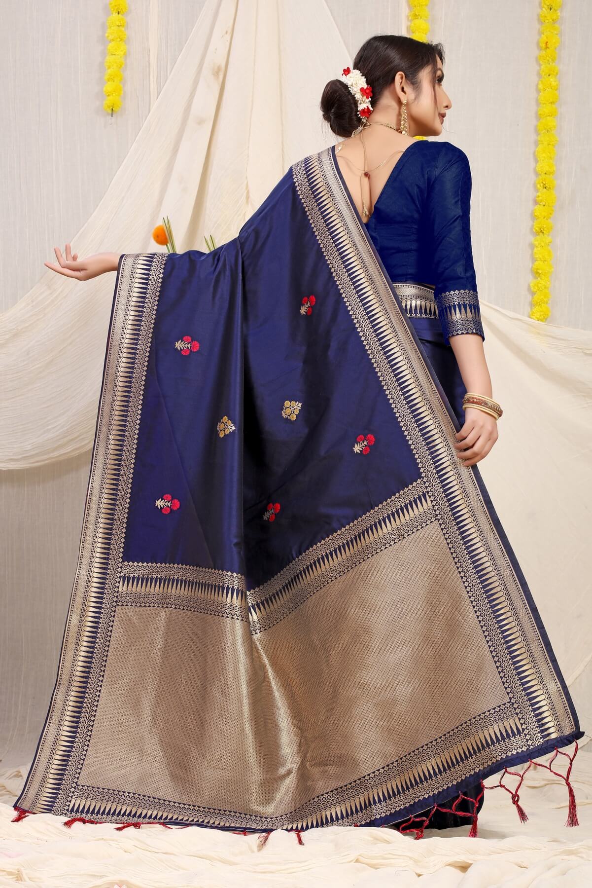 Stylish Navy Blue Banarasi Silk Saree With Magnetic Blouse Piece