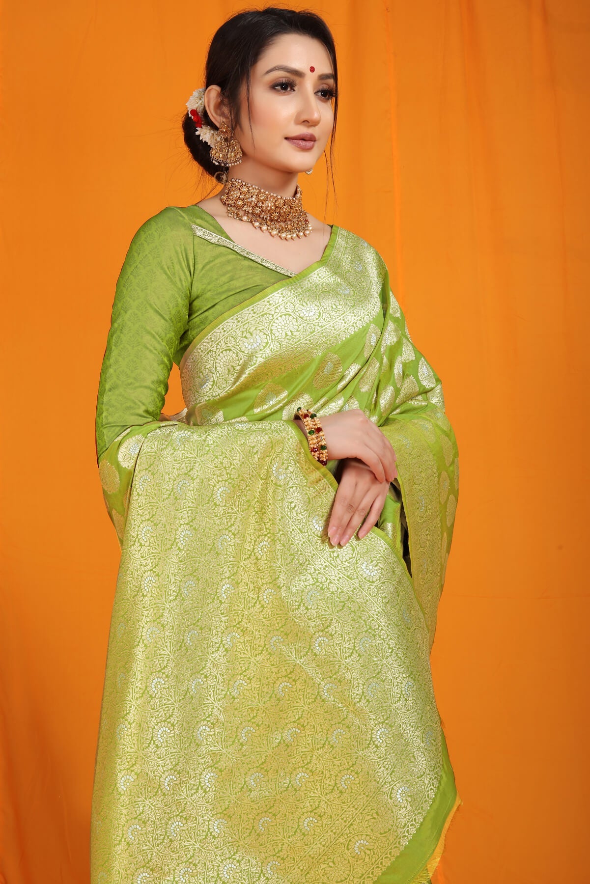 Staring Green Banarasi Silk Saree With Divine Blouse Piece