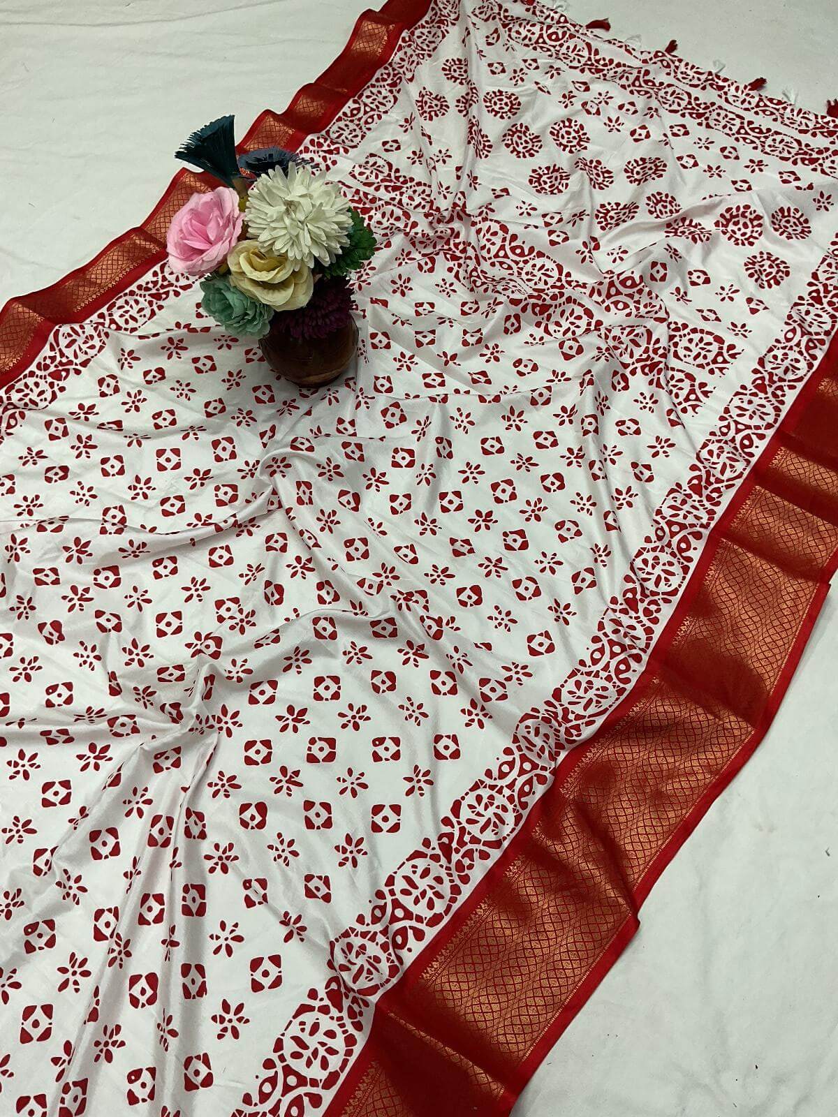 Magnificat Off White Digital Printed Dola Silk Saree With Glowing Blouse Piece