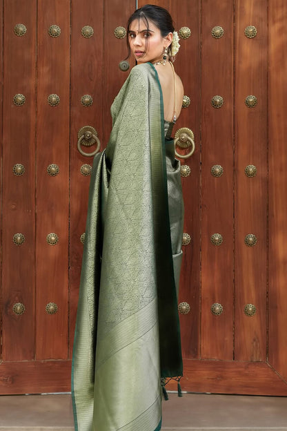 Blissful Dark Green Soft Silk Saree With Sizzling Blouse Piece