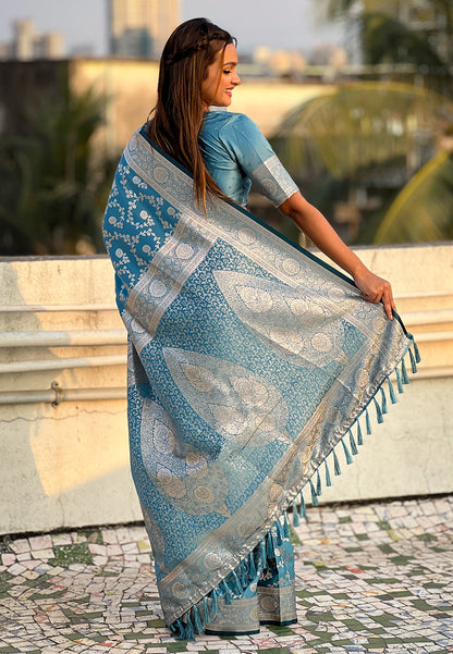 Delightful Firozi Soft Silk Saree With Petrichor Blouse Piece
