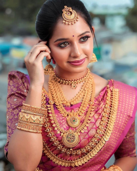 Desuetude Dark Pink Soft Silk Saree With Tempting Blouse Piece