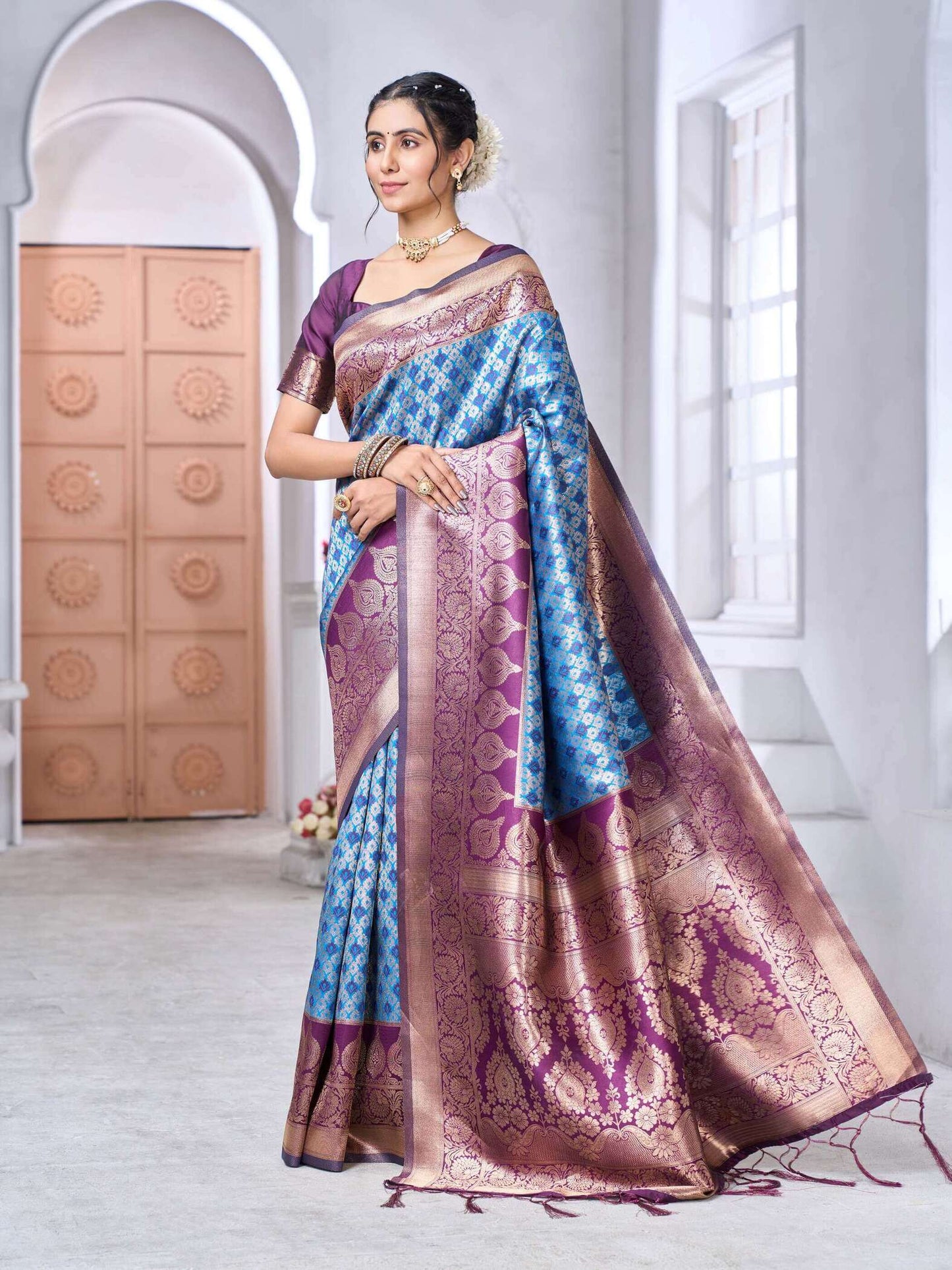 Flameboyant Firozi Soft Silk Saree With Pretty Blouse Piece