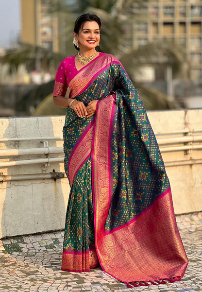 Fantabulous Dark Green Soft Silk Saree With Transcendent Blouse Piece