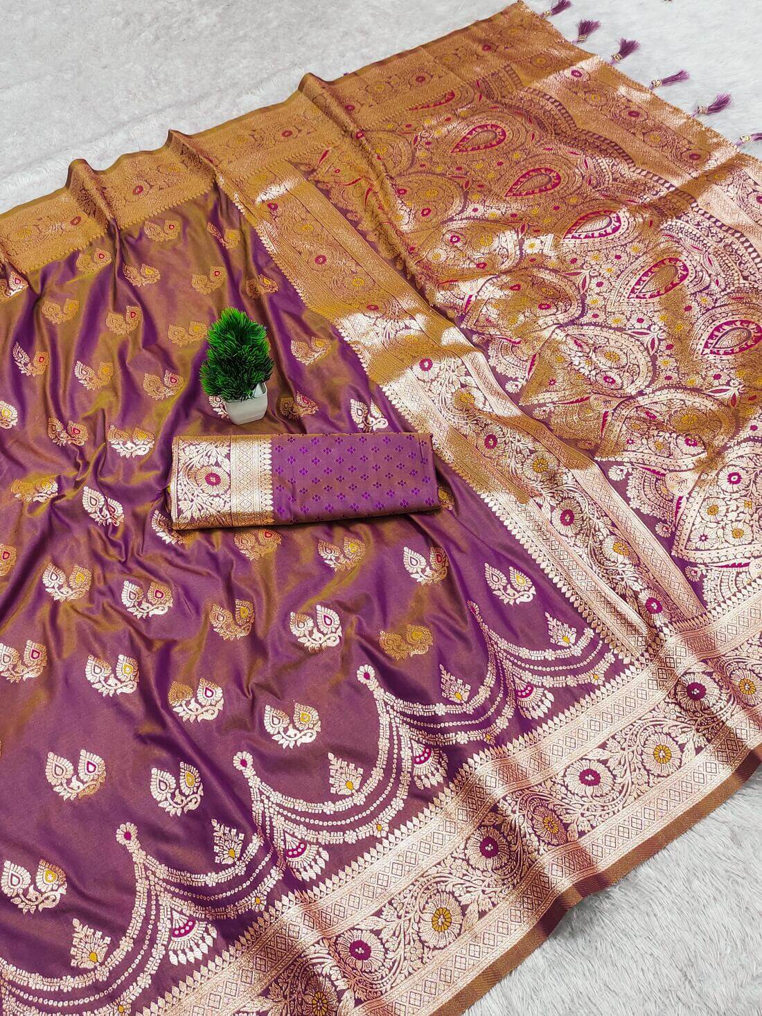 Capricious Purple Soft Banarasi Silk Saree With Adorning Blouse Piece