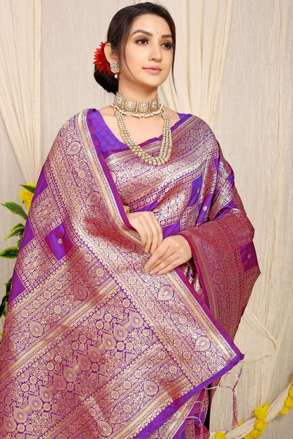 Staring Mehndi Kanjivaram Silk Saree With Glittering Blouse Piece