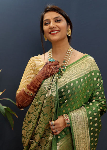 Woebegone Green Soft Banarasi Silk Saree With Confounding Blouse Piece