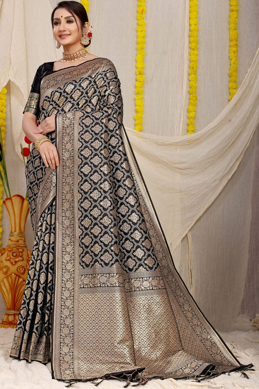 Pleasant Black Kanjivaram Silk With Tempting Blouse Piece