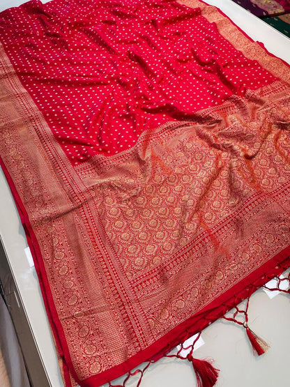 Dissemble Red Soft Banarasi Silk Saree With Exquisite Blouse Piece