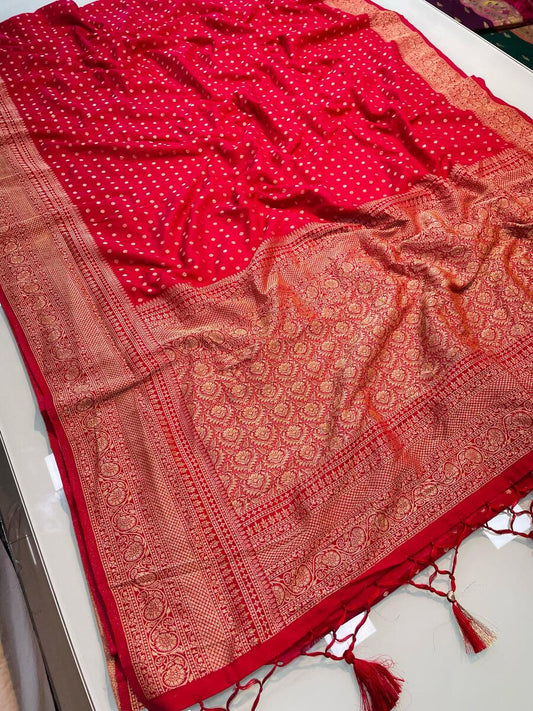 Dissemble Red Soft Banarasi Silk Saree With Exquisite Blouse Piece