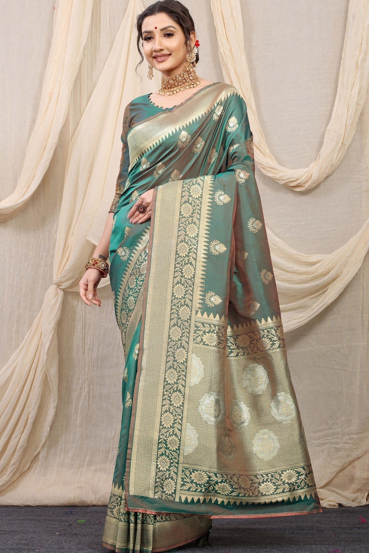Confounding Grey Kanjivaram Silk With Effervescent Blouse Piece