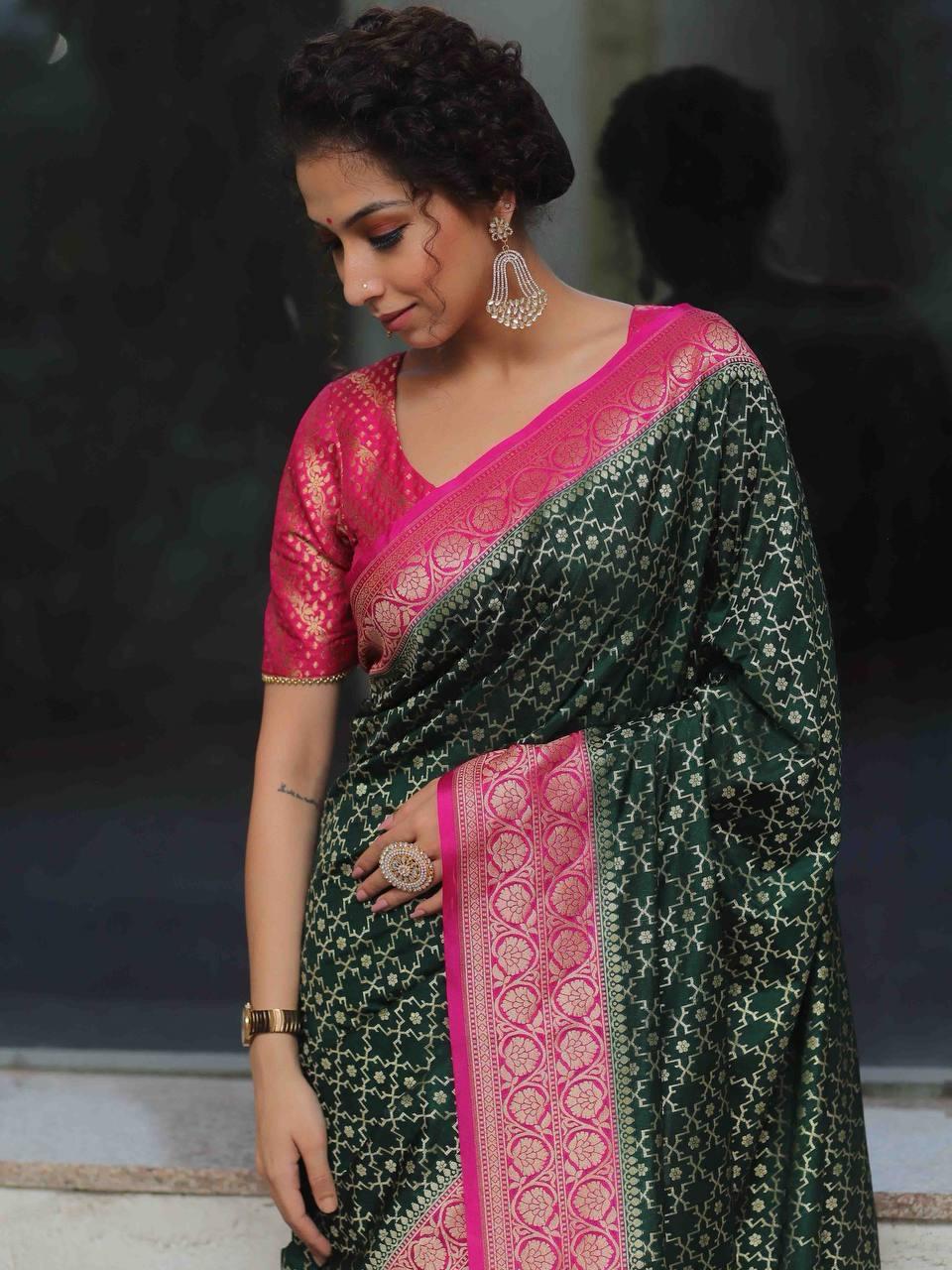 Flameboyant Dark Green Soft Silk Saree With Beauteous Blouse Piece
