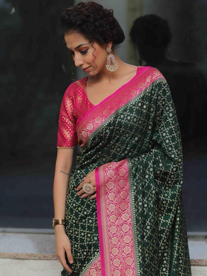 Flameboyant Dark Green Soft Silk Saree With Beauteous Blouse Piece