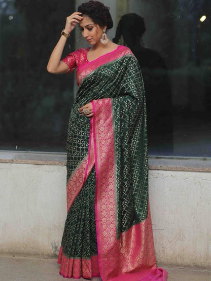 Flameboyant Dark Green Soft Silk Saree With Beauteous Blouse Piece