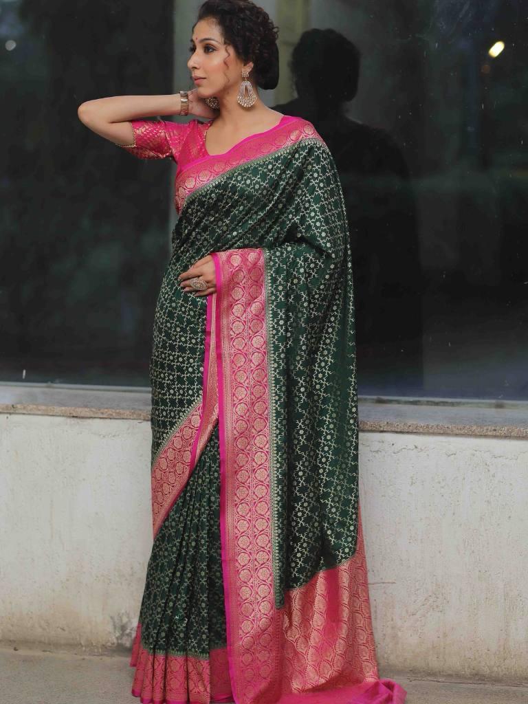 Flameboyant Dark Green Soft Silk Saree With Beauteous Blouse Piece