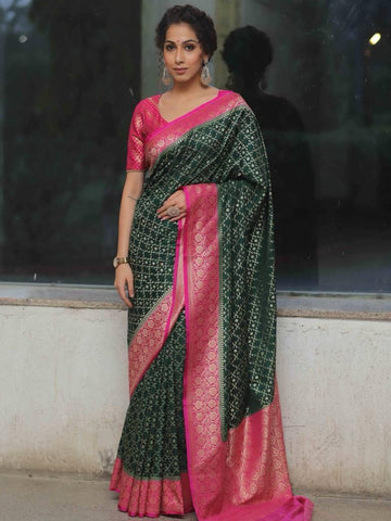 Flameboyant Dark Green Soft Silk Saree With Beauteous Blouse Piece