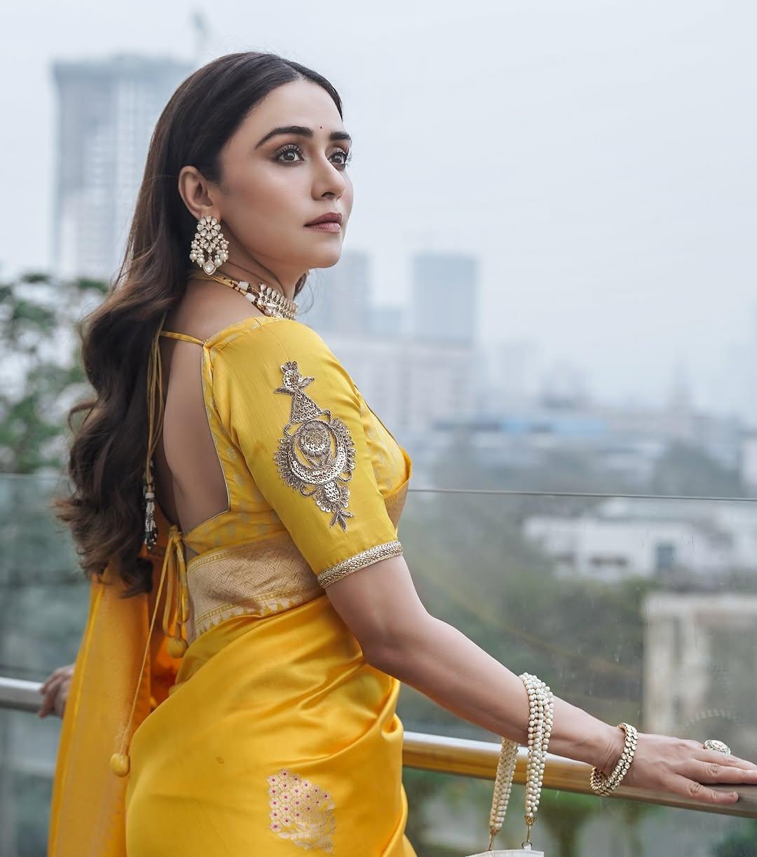 Enchanting Yellow Soft Silk Saree With Flamboyant Blouse Piece