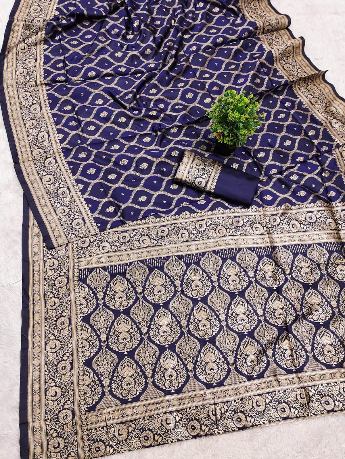 Desuetude Navy Blue Soft Silk Saree With Entrancing Blouse Piece